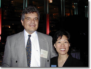 El Director Gerente de HACER Sistemas con la Senior Director Corporate Marketing Services de Sybase Inc